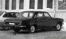 «Волга» более поздних лет выпуска с зеркалом заднего вида на двери водителя и бамперами с «клыками»